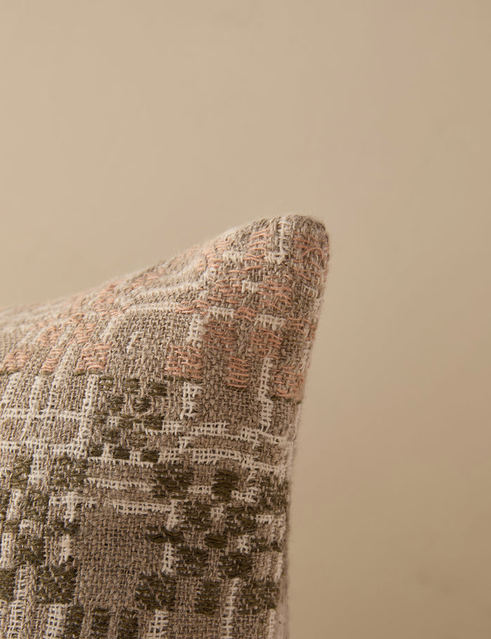 #color::peach-and-basil #style::square #fill-type::with-insert #fill-type::pillow-cover-only