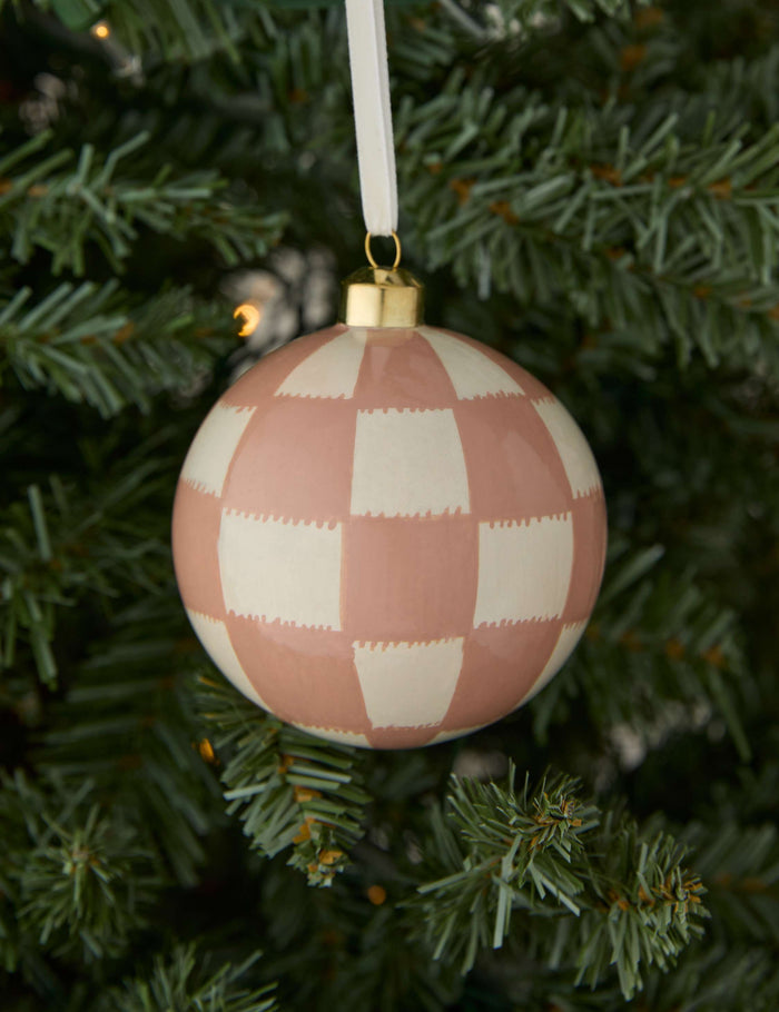 #color::blush-and-white