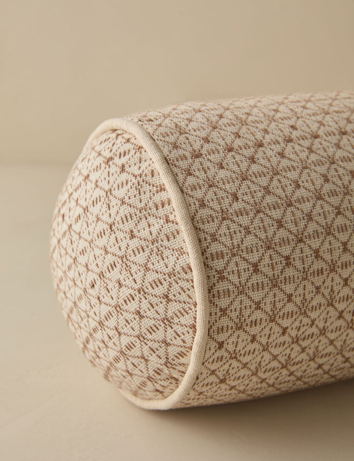 #color::ivory #style::bolster