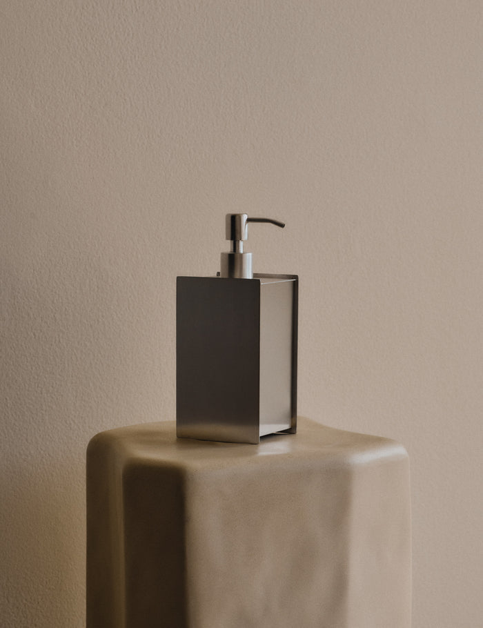 #color::steel #style::soap-pump